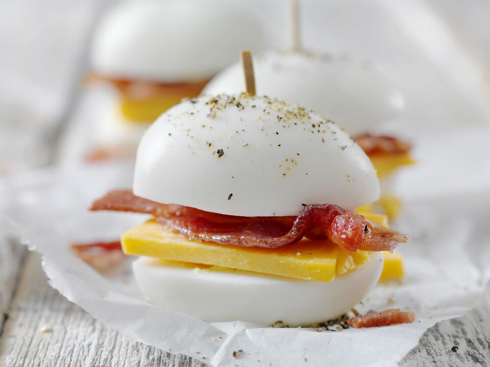 Јајце со сирење и сланина - обилна закуска во исхраната на кетогената диета