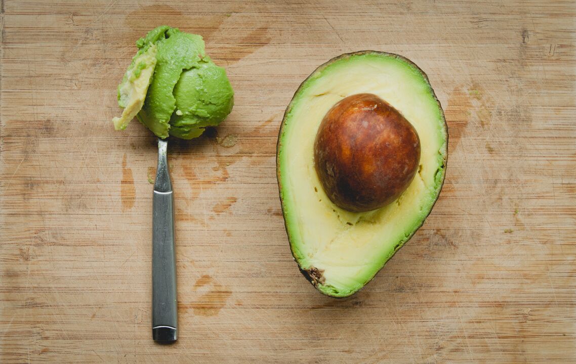 Авокадото е вклучено во менито на кето диетата поради високата содржина на растителни масти и протеини. 