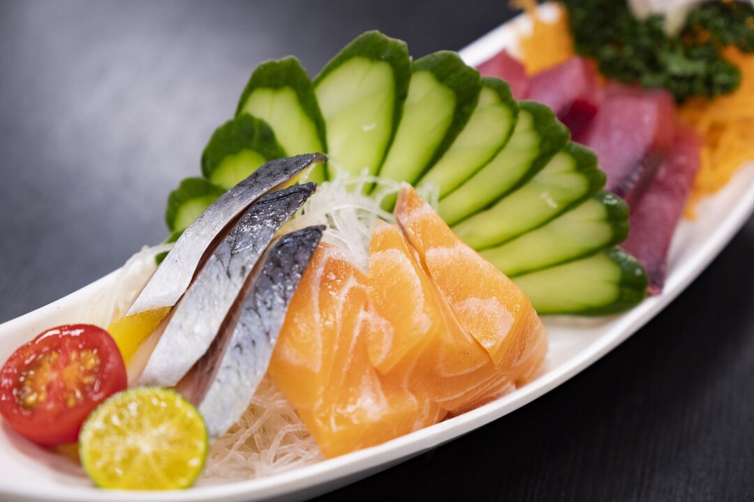 Рибата и зеленчукот се здрави делови од кето диетата со малку јаглехидрати
