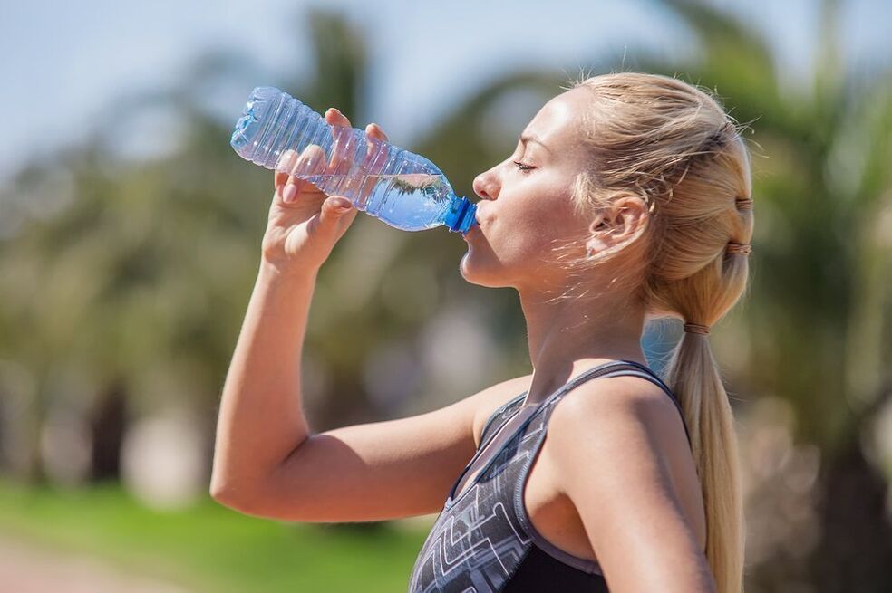 Пиење доволно вода за борба против дебелината